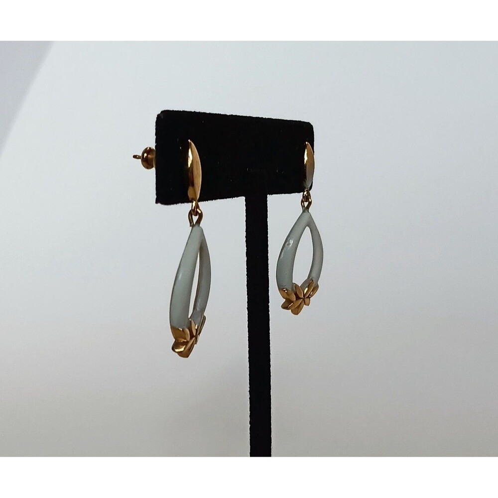 Vintage Crown Trifari White Enamel & Goldtone Dangle Earrings 1.25 in - Picture 11 of 16